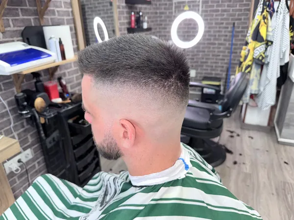 Degradado alto con barba corta — Peluquería Crona