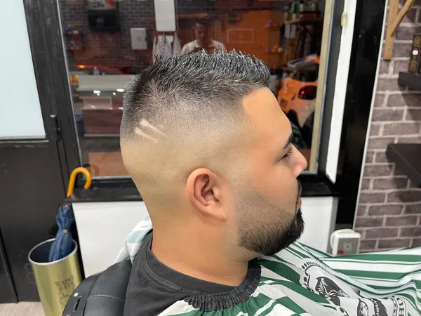 Degradado con diseño y barba perfilada — Peluquería Crona
