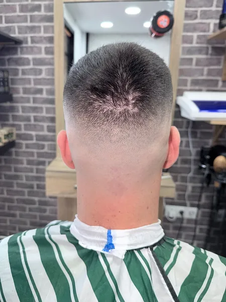 Degradado alto, vista trasera — Peluquería Crona