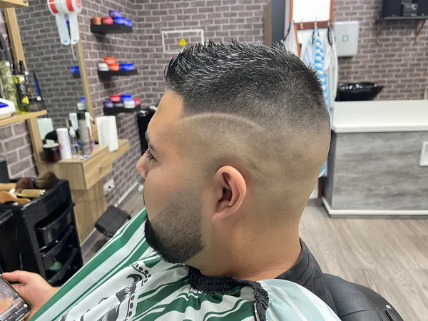 Degradado con raya lateral — Peluquería Crona